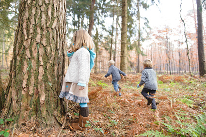 moll Gesundes Lernen - Kinder im Wald - spielen Natur, verstecken spielen, Bäume, Laub