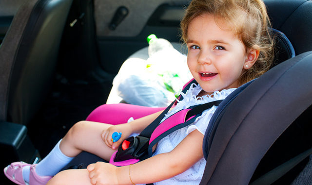 Kind im Kindersitz fahren auto Kind sitzt in Kindersitz