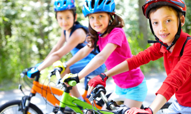 Kinder auf dem Fahrrad
