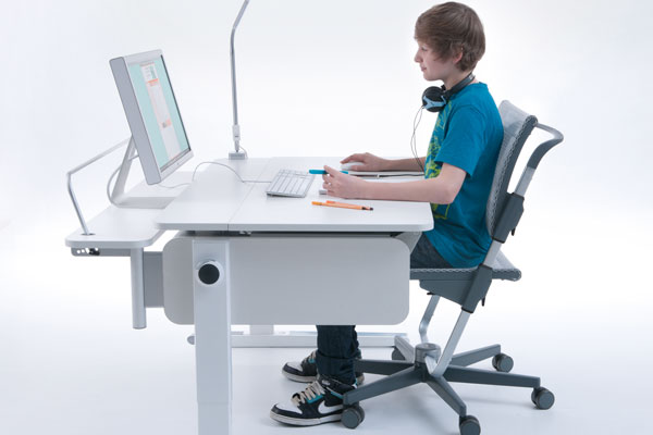 Gesundes Lernen - Ergonomie an einem PC-Tisch für Kinder ...