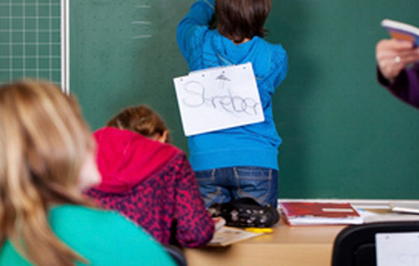 moll Gesundes Lernen - Schule - Tafel - Mobbing des Mitschülers KInd von der Gemeinschaft ausschließen
