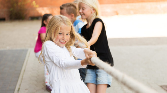 Kinder beim Tauziehen