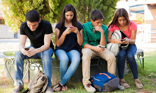 Kinder mit Smartphone